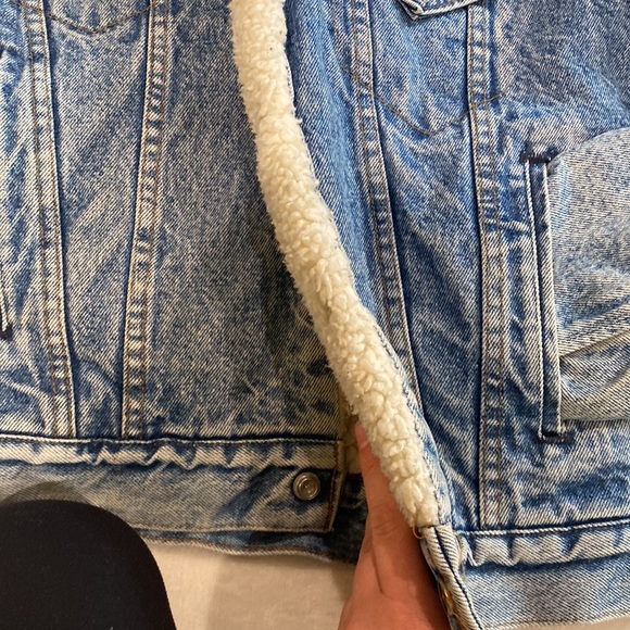 Levi’s Vintage Sherpa Denim Jacket | Size 36R - Picture 8 of 14